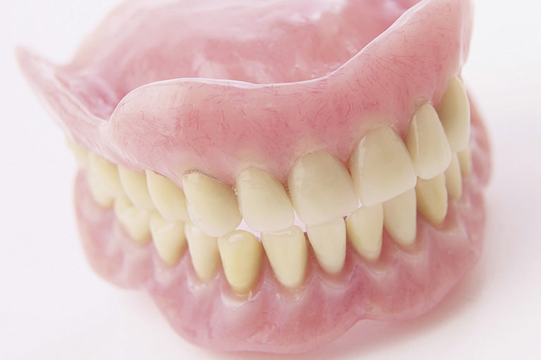 総入れ歯は床と呼ばれる土台と人工歯で構成される